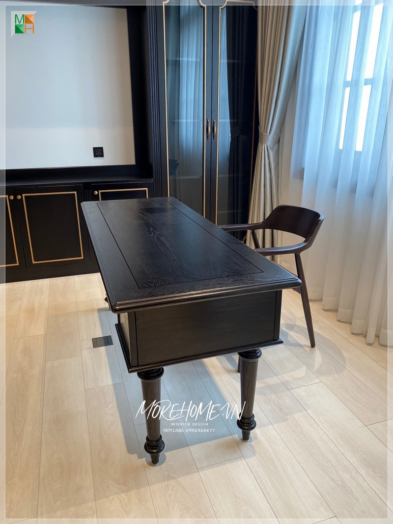 Việc thi công bàn làm việc theo phong cách Indochine với chất liệu và màu sắc được lựa chọn để tôn lên vẻ đẹp tinh tế, cầu kì và sang trọng.